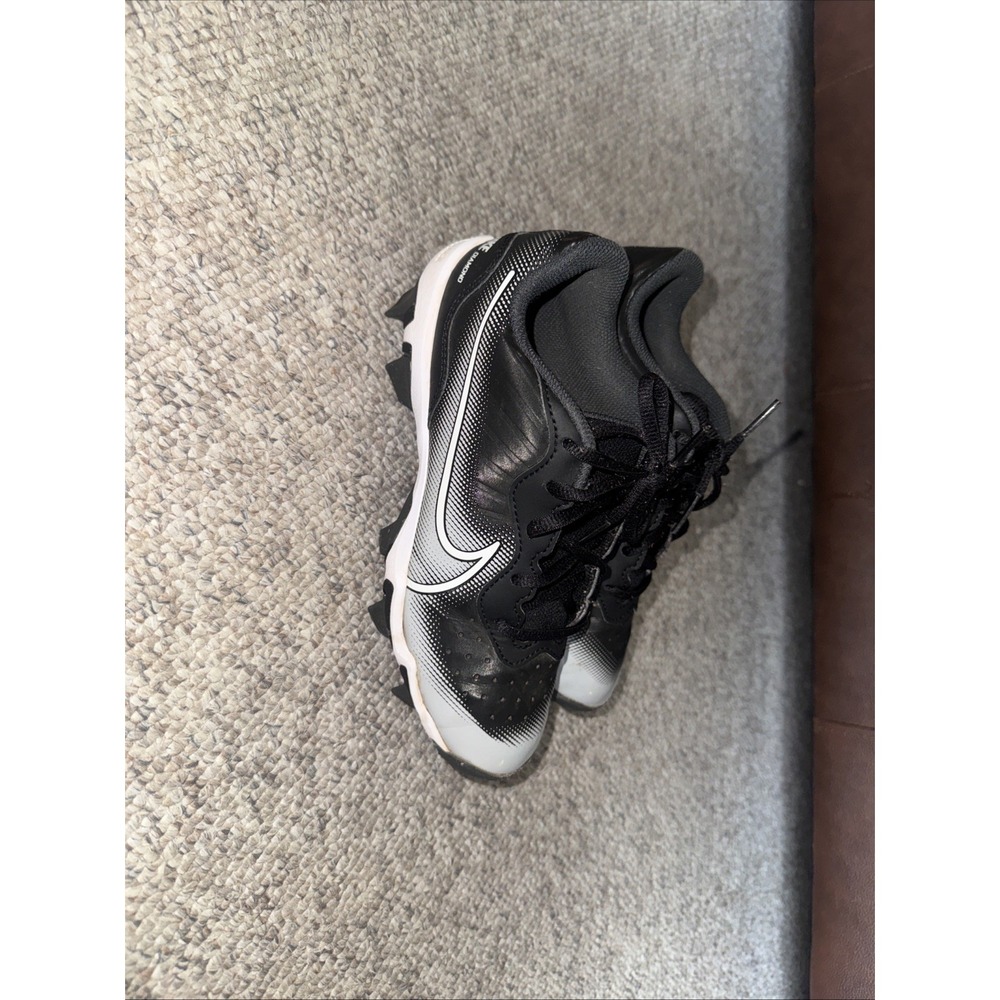 Nike diamond Baseball Shores Size 4Y